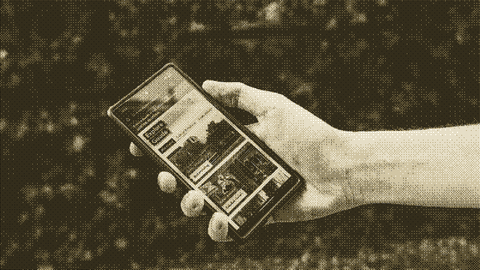 Een hand die een telefoon vasthoudt met de Explore Gouda webapplicatie open.